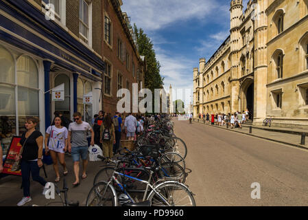 Die Außenseite des Corpus Christi College und Geschäfte von Trumpington Street mit Menschen zu Fuß auf Bürgersteig außerhalb, Cambridge, Großbritannien Stockfoto