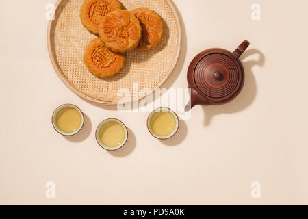 Mooncakes, die vietnamesischen Gebäck traditionell während der Mondfest gegessen. Übersetzung auf runden mond Kuchen "Herbst". Stockfoto