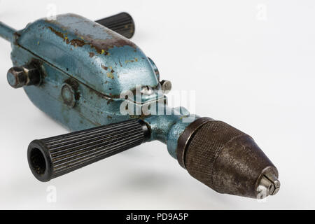 Eine alte Bohrmaschine für Bohrungen in Holz und Metall. Zimmerei Werkzeuge für die Werkstatt. Weißer Hintergrund. Stockfoto