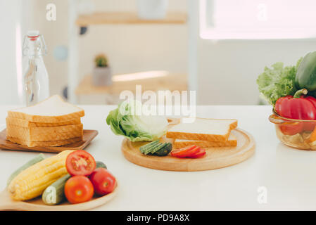 Scheibe Brot, bereiten für ein Sandwich in der Küche. Stockfoto