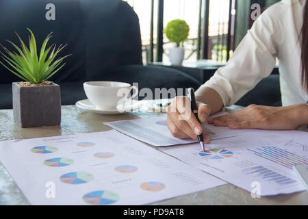 Business woman Analysen Diagramme in Office, Marketing Ideen und das Wachstum Ihres Unternehmens Stockfoto