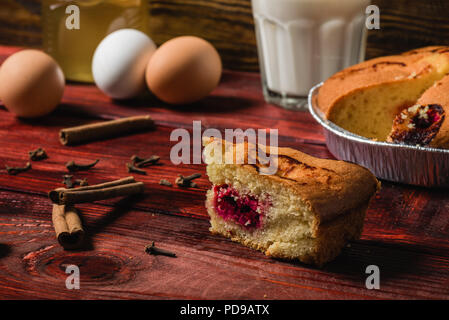 Stück Kirschkuchen mit einigen Zutaten auf Redwood Tabelle Stockfoto