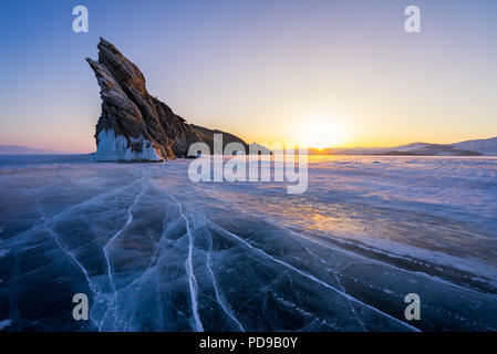 Baikalsee bei schönem Sonnenaufgang im Winter. Schönen Felsen und Leitungen auf Eis. Stockfoto