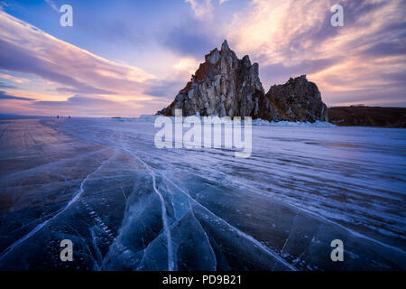 Baikalsee bei schönem Sonnenaufgang im Winter. Schönen Felsen und Leitungen auf Eis. Stockfoto