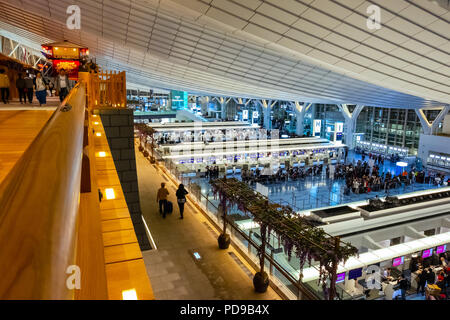 TOKYO, Japan - 19 April 2018: Haneda Airport ist einer der beiden wichtigsten Flughäfen, die den Großraum Tokio Bereich dienen. Stockfoto