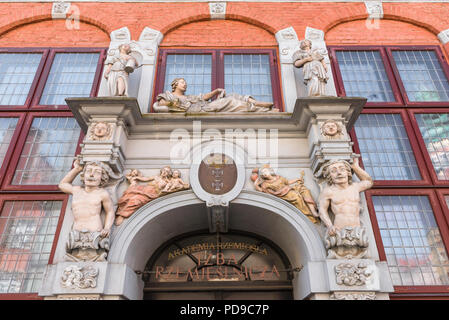 Blick auf den barocken Skulpturen Dekoration der Eingang zu der Pommerschen Handwerkskammer Gebäude in der Altstadt Danzig, Pommern, Polen. Stockfoto