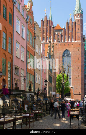 Ansicht der rekonstruierten terrassenförmig angelegten Gebäude aus dem 17. Jahrhundert in der Ulica Mariacka, einem beliebten Lane von Bernstein Geschäfte im Schatten der Marienkirche in Danzig. Stockfoto