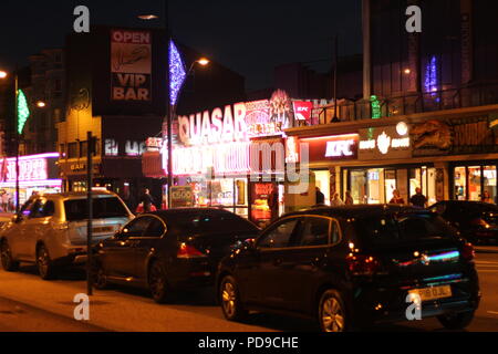 Reisen Nachrichten & Reportage - Marine Parade bei Nacht, Great Yarmouth, Großbritannien, als Wetter Warnung für Blitz, Hagel und Starkregen in Norfolk. Stockfoto