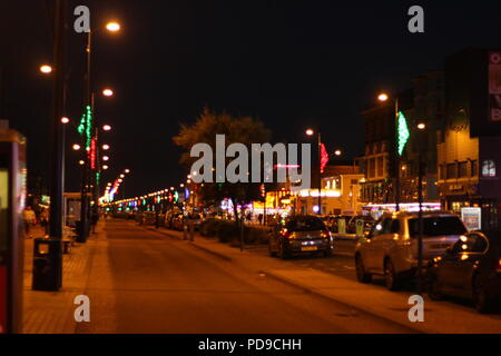 Reisen Nachrichten & Reportage - Marine Parade bei Nacht, Great Yarmouth, Großbritannien, als Wetter Warnung für Blitz, Hagel und Starkregen in Norfolk. Stockfoto
