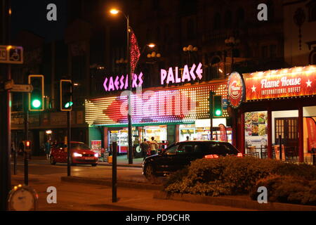 Reisen Nachrichten & Reportage - Marine Parade bei Nacht, Great Yarmouth, Großbritannien, als Wetter Warnung für Blitz, Hagel und Starkregen in Norfolk. Stockfoto