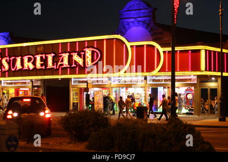 Reisen Nachrichten & Reportage - Marine Parade bei Nacht, Great Yarmouth, Großbritannien, als Wetter Warnung für Blitz, Hagel und Starkregen in Norfolk. Stockfoto