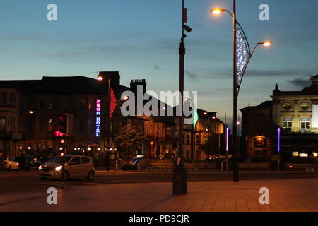 Reisen Nachrichten & Reportage - Marine Parade bei Nacht, Great Yarmouth, Großbritannien, als Wetter Warnung für Blitz, Hagel und Starkregen in Norfolk. Stockfoto