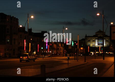 Reisen Nachrichten & Reportage - Marine Parade bei Nacht, Great Yarmouth, Großbritannien, als Wetter Warnung für Blitz, Hagel und Starkregen in Norfolk. Stockfoto