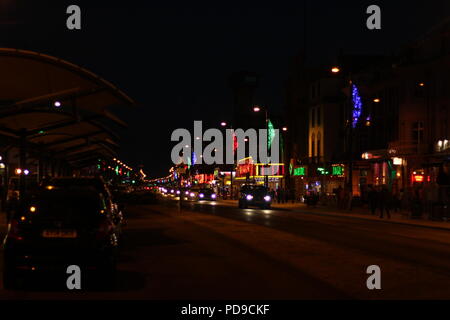 Reisen Nachrichten & Reportage - Marine Parade bei Nacht, Great Yarmouth, Großbritannien, als Wetter Warnung für Blitz, Hagel und Starkregen in Norfolk. Stockfoto