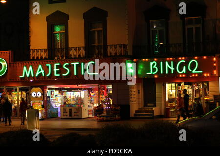 Reisen Nachrichten & Reportage - Marine Parade bei Nacht, Great Yarmouth, Großbritannien, als Wetter Warnung für Blitz, Hagel und Starkregen in Norfolk. Stockfoto