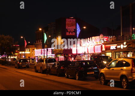 Reisen Nachrichten & Reportage - Marine Parade bei Nacht, Great Yarmouth, Großbritannien, als Wetter Warnung für Blitz, Hagel und Starkregen in Norfolk. Stockfoto
