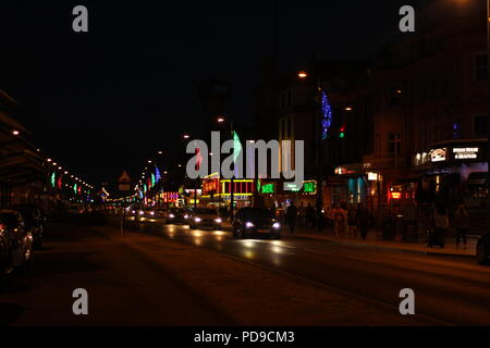 Reisen Nachrichten & Reportage - Marine Parade bei Nacht, Great Yarmouth, Großbritannien, als Wetter Warnung für Blitz, Hagel und Starkregen in Norfolk. Stockfoto