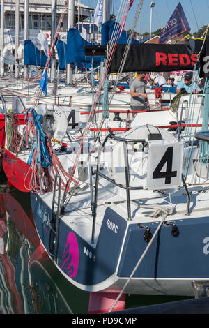 Yachten und Segelboote eng zusammengepfercht in die Marina in Cowes Yacht Haven auf der Insel Wight während der jährlichen Cowes Week Regatta. Stockfoto