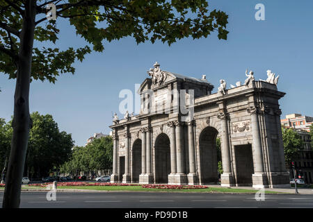 Madrid, Spanien - 4. August 2018: Alcala Tor oder Puerta de Alcala ist ein Monument, das sich in der Plaza de la Independencia in Madrid, Spanien Stockfoto