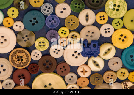 Eine Auswahl oder eine Sammlung von farbigen Buttons in der Form eines Zuges. Stockfoto