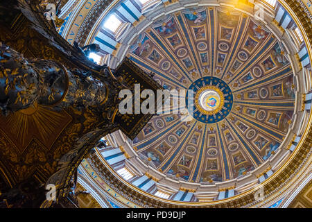 Innenansicht der Kuppel der St. Peters Basilika, Rom, entworfen von Michelangelo und nach seinem Tod abgeschlossen Stockfoto