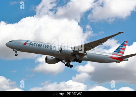 American Airlines Boeing 777 N720 eine Landung in London Heathrow Flughafen, Großbritannien Stockfoto