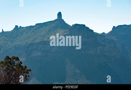 Blick vom Cruz De Tejeda auf die Berge und den heiligen Felsen Roque Bentayga, Gran Canaria, Kanarische Inseln, Spanien Stockfoto