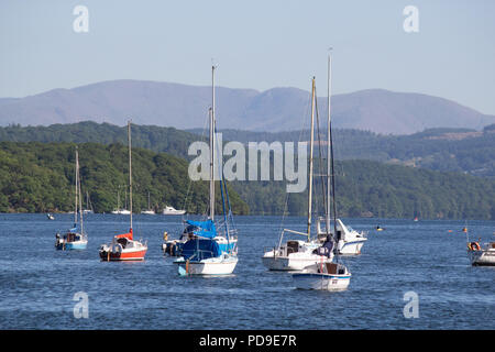 Boote auf dem See Windermere im Lake District, England, Großbritannien Stockfoto