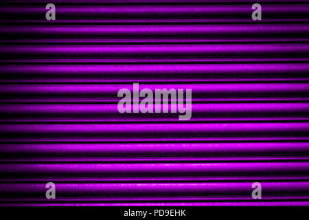 Nahaufnahme der welligen Aluminium Metall oberfläche Hintergrund in lila, Ultra Violet, fuchsia Farbe im Sonnenlicht, TYRIAN LILA Stockfoto