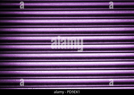 Nahaufnahme der welligen Aluminium Metall oberfläche Hintergrund in lila, Ultra Violet, fuchsia Farbe im Sonnenlicht. Stockfoto