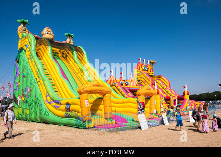 Riesigen aufblasbaren Folien zu einem Volksfest. Stockfoto