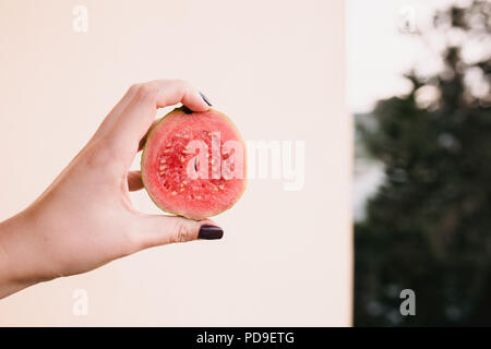 Close up Essen Bild von slised dragon Obst in der Hand der Frau. Travel inspiration Foto mit einer geringen Tiefenschärfe. Blur Hintergrund mit Copyspace für d Stockfoto