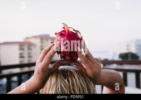 Close up Essen Bild von slised dragon Obst in die Hände der Frau. Travel inspiration Foto mit einer geringen Tiefenschärfe. Blur Hintergrund mit Copyspace für Stockfoto