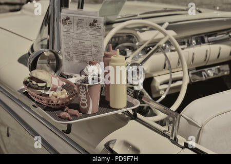 Fast food, um auf einem Tablett von Ford Edsel Corsair Tür Stockfoto