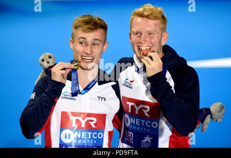 Großbritanniens Jack Lacher (links) und James Heatly feiern mit ihrem Gold und Bronze Medaillen nach den Herren 1m Sprungbrett Final am Tag sechs der 2018 europäischen Meisterschaften am Scotstoun Sport Campus, Glasgow. Stockfoto