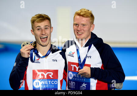 Großbritanniens Jack Lacher (links) und James Heatly feiern mit ihrem Gold und Bronze Medaillen nach den Herren 1m Sprungbrett Final am Tag sechs der 2018 europäischen Meisterschaften am Scotstoun Sport Campus, Glasgow. Stockfoto