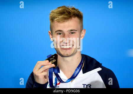 Großbritanniens Jack Lacher feiert mit seiner Goldmedaille in der Männer 1 m Sprungbrett Final am Tag sechs der 2018 europäischen Meisterschaften am Scotstoun Sport Campus, Glasgow. Stockfoto