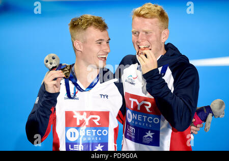 Großbritanniens Jack Lacher (links) und James Heatly feiern mit ihrem Gold und Bronze Medaillen nach den Herren 1m Sprungbrett Final am Tag sechs der 2018 europäischen Meisterschaften am Scotstoun Sport Campus, Glasgow. Stockfoto