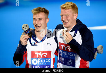 Großbritanniens Jack Lacher (links) und James Heatly feiern mit ihrem Gold und Bronze Medaillen nach den Herren 1m Sprungbrett Final am Tag sechs der 2018 europäischen Meisterschaften am Scotstoun Sport Campus, Glasgow. Stockfoto