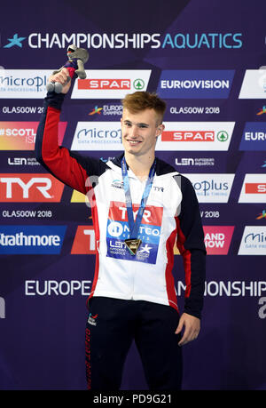 Großbritanniens Jack Lacher feiert mit seiner Goldmedaille in der Männer 1 m Sprungbrett Final am Tag sechs der 2018 europäischen Meisterschaften am Scotstoun Sport Campus, Glasgow. Stockfoto