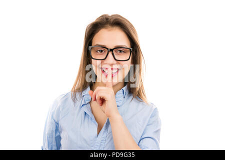 Gerne hübsche Frau in Gläsern und Shirt, geheime und halten den Finger auf die Lippen auf weißem Hintergrund Stockfoto