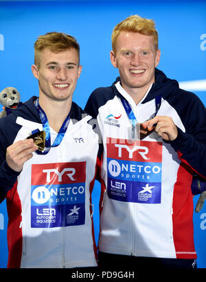 Die Briten Jack Laugher (links) und James Heatly feiern mit ihren Gold- und Bronzemedaillen nach dem 1-m-Sprungbrett-Finale der Männer am sechsten Tag der Europameisterschaft 2018 auf dem Scotstoun Sports Campus, Glasgow. Stockfoto