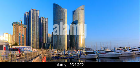 Busan, Südkorea - August 8, 2018: Boote und Yachten parken am Marine City, Busan Stockfoto