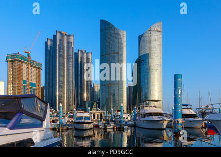 Busan, Südkorea - August 8, 2018: Boote und Yachten parken am Marine City, Busan Stockfoto