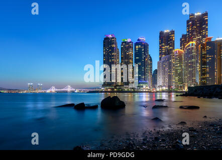 Busan, Südkorea - August 8, 2018: Wolkenkratzer des Marine City in Haeundae Hafenviertel in Busan. Blick von der Bucht 101. Stockfoto
