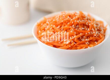 Koreanische Karotte namul Salat auf weißem Hintergrund Stockfoto