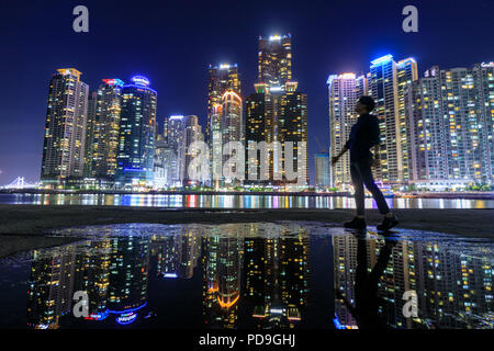 Busan, Südkorea - August 8, 2018: Wolkenkratzer des Marine City in Haeundae Hafenviertel in Busan. Blick von der Bucht 101. Stockfoto