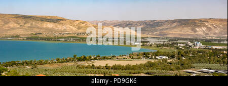 Breites Panorama der südlichen Ende des Sees von Galiläa, wo der Fluss Jordan verursacht wird. Landwirtschaftliche Grundstücke einschließlich Datum, Palmen und Bananen in Cov Stockfoto