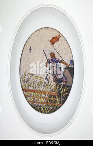 Sowjetische weibliche Fahrer des Mähdreschers Fahren des Mähdreschers in der Decke Mosaik von sowjetischen Künstler Alexander Deyneka im U-Bahnhof Majakowskaja in Moskau, Rußland, mit dargestellt. Eines der Mosaike aus der dargelegten vierundzwanzig Stunden in den sowjetischen Luftraum von Russischen Mosaik master Vladimir Frolov im Jahre 1930 montiert. Stockfoto