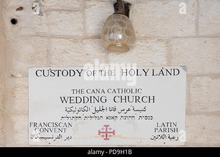 Zeichen für die Franziskanische Cana katholische Trauung Kirche in drei Sprachen, Arabisch, Hebräisch und Englisch, die Übersetzung zeigt Stockfoto